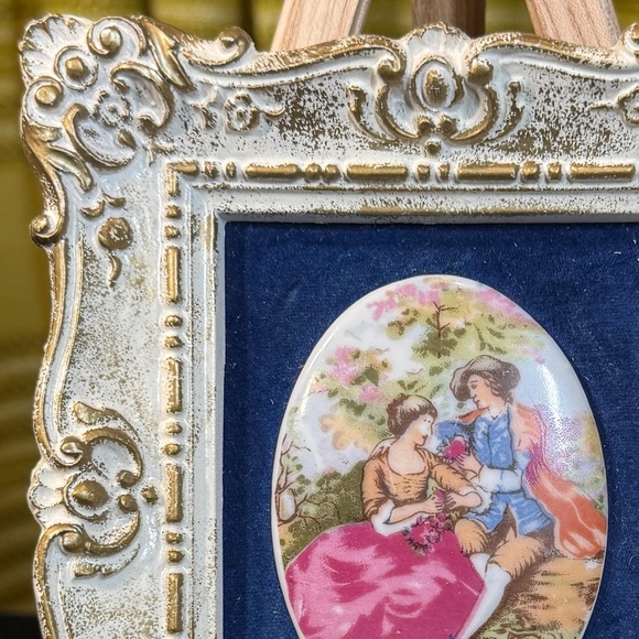 Vintage 70s cameo on blue velvet, white gold plastic frame, Distinctive Creation - Picture 4 of 6